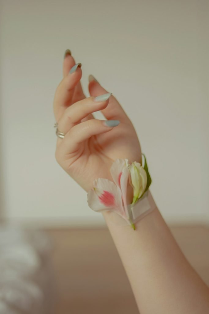 a-womans-hand-with-a-flower-on-it-fjxxh-anrtq